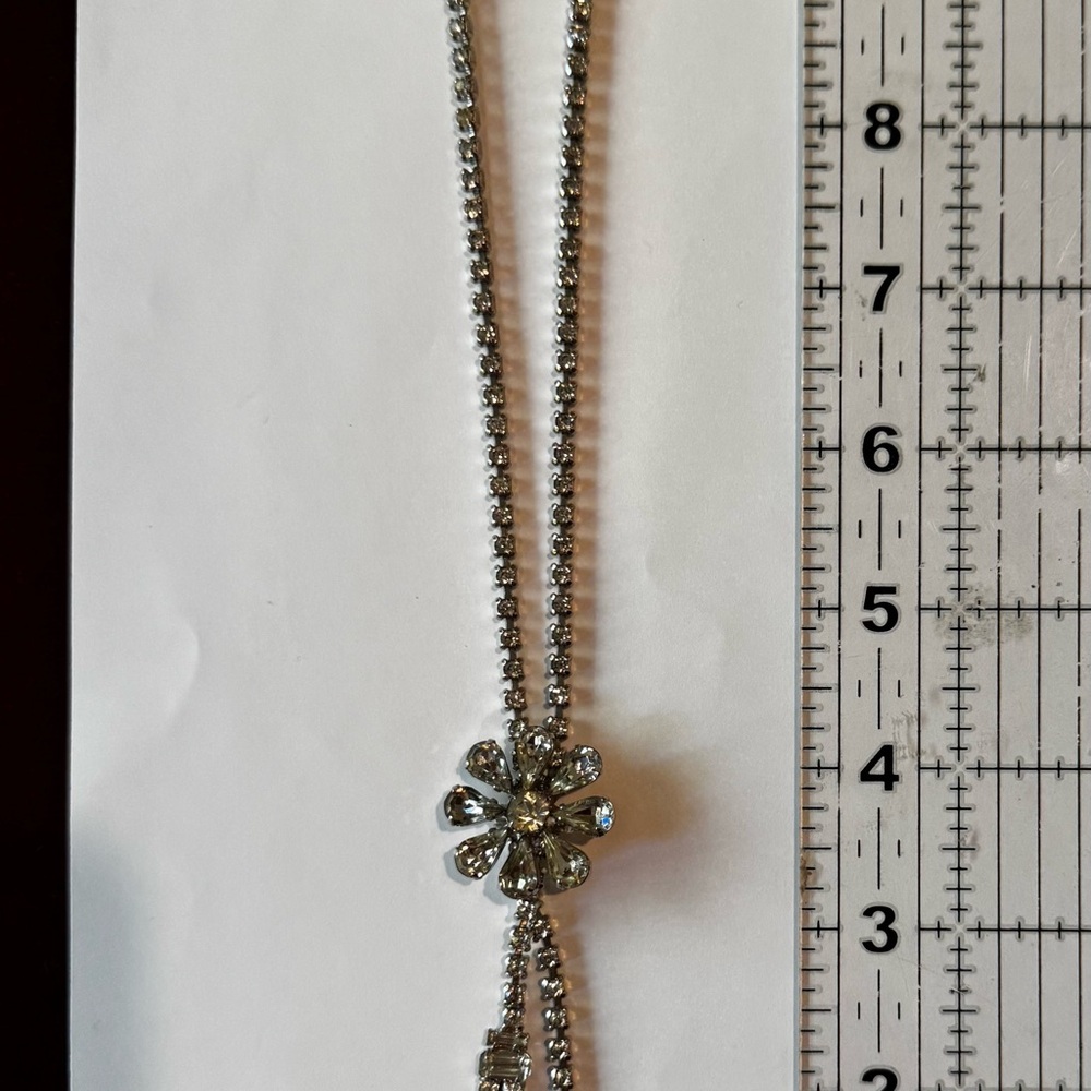 Elegant Silver Necklace with Floral Pendant